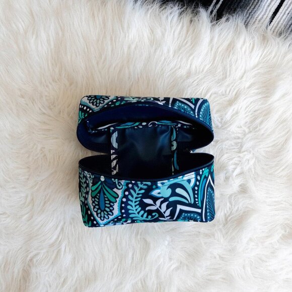 VERA BRADLEY "BLUE ISLAND MEDALLION" UPRIGHT NYLON ZIP AROUND CASE - Picture 8 of 10